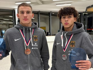 Die Medaillengewinner Mohamed Al Manouchi und Marko Nadeljkovic zeigen ihre Medaillen in die Kamera