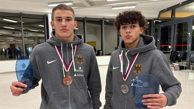19201080-dbv-boxen-medaillengewinner-u19-europameisterschaft-2025 Die Medaillengewinner Mohamed Al Manouchi und Marko Nadeljkovic zeigen ihre Medaillen in die Kamera