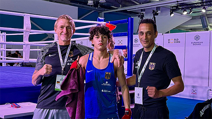 Der Boxer Mohamed Al Manouchi nach seinem Viertelfinalsieg in der U19 EM
