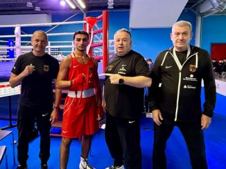Der DBV Boxer Emre Ödemis nach einem Sieg in der Europameisterschaft mit seinem Trainerteam am Ring
