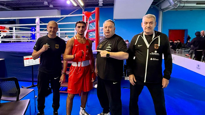 Der DBV Boxer Emre Ödemis nach einem Sieg in der Europameisterschaft mit seinem Trainerteam am Ring