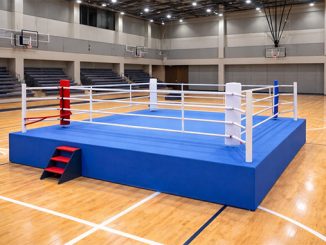 Ein Boxring in einer Sporthalle