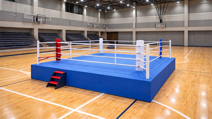 Ein Boxring in einer Sporthalle