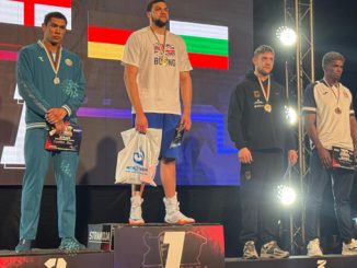 Der DBV-Boxer Nikita Putilov nach dem Gewinn der Bronzemedaille beim Strandja-Turnier auf dem Siegerpodest