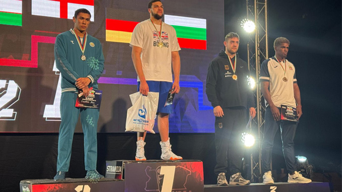 Der DBV-Boxer Nikita Putilov nach dem Gewinn der Bronzemedaille beim Strandja-Turnier auf dem Siegerpodest
