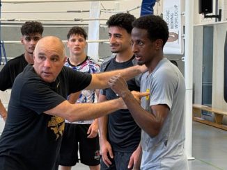 Der Cheftrainer des DBV Humberto Horta Dominguez mit Boxern in Köln
