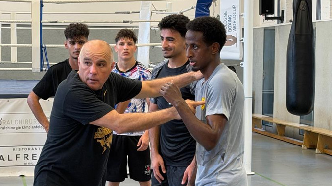 Der Cheftrainer des DBV Humberto Horta Dominguez mit Boxern in Köln