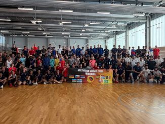 Die Teilnehmerinnen und Teilnehmer des internationalen Sparringslehrgangs 2026 in Heidelberg auf einem Gruppenbild vor den Boxringen.