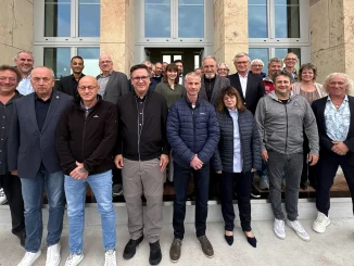 Die Teilnehmerinnen und Teilnehmer des DBV Kongresses 2026 vor dem Tagungsgebäude in einem Gruppenbild