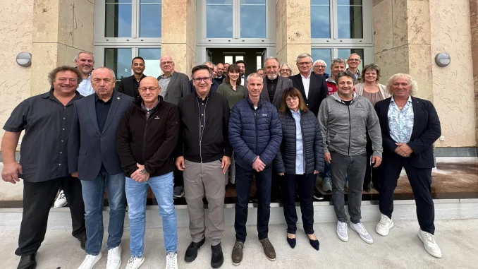 Die Teilnehmerinnen und Teilnehmer des DBV Kongresses 2026 vor dem Tagungsgebäude in einem Gruppenbild