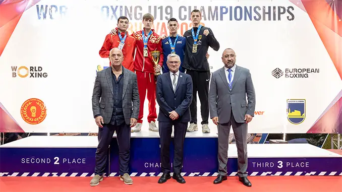 Dietrich Hermann in einem Gruupenbild auf dem Siegerpodest der U19 WM